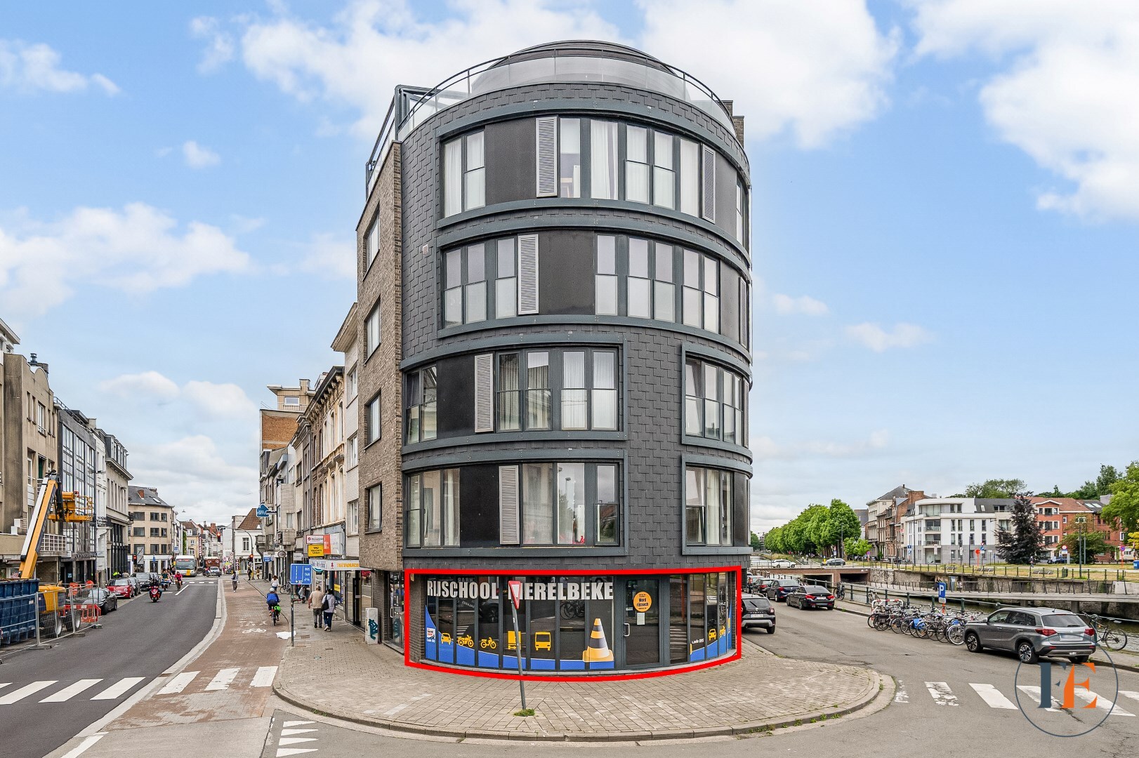 Moderne commerci&#235;le ruimte met topzichtbaarheid aan de Coupure 
