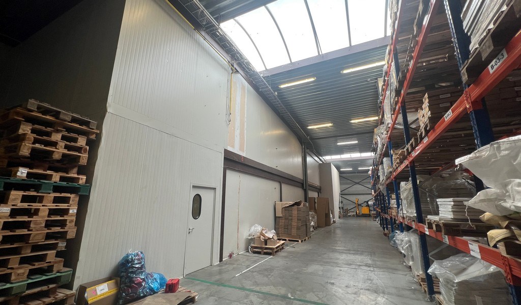 Bedrijfsgebouw met laadkade en kantoren te huur in Zottegem