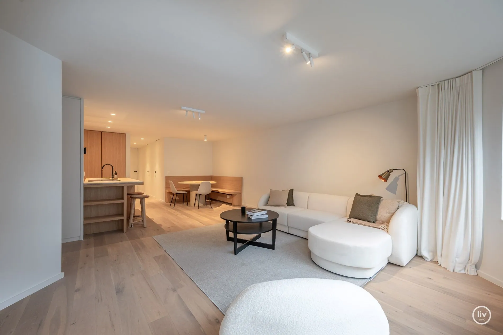 Prachtig en stijl gerenoveerd 3-slaapkamer appartement dat gelegen is naast de Lippenslaan, vlakbij de Zeedijk en alle commerciële voorzieningen in het centrum van Knokke.