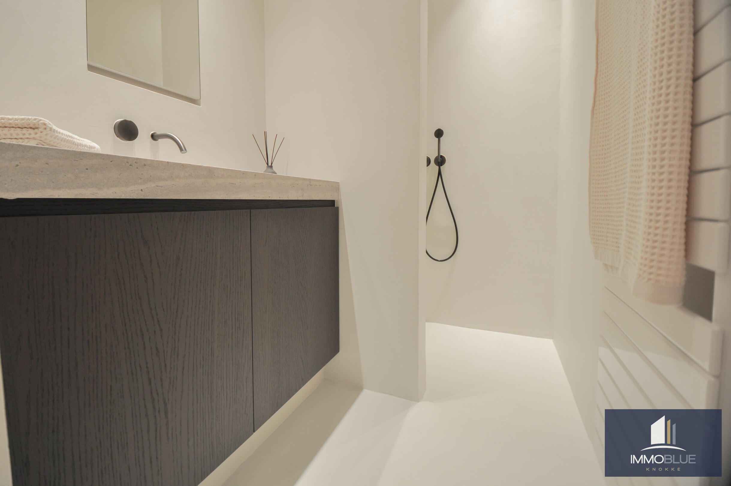 Uitzonderlijk ,tijdloos volledig gerenoveerd appartement met een open zicht . 
