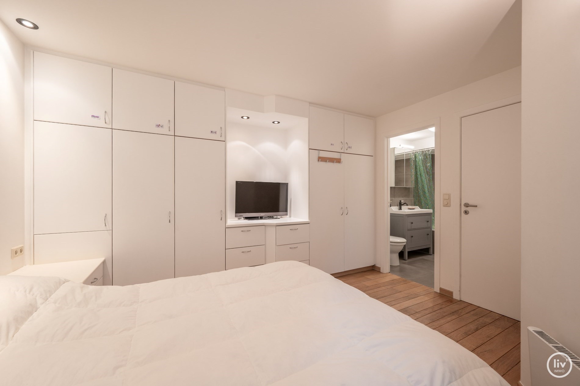 Aangenaam 2 slaapkamerappartement met mooie gevelbreedte centraal gelegen vlakbij het Rubensplein te Knokke. 