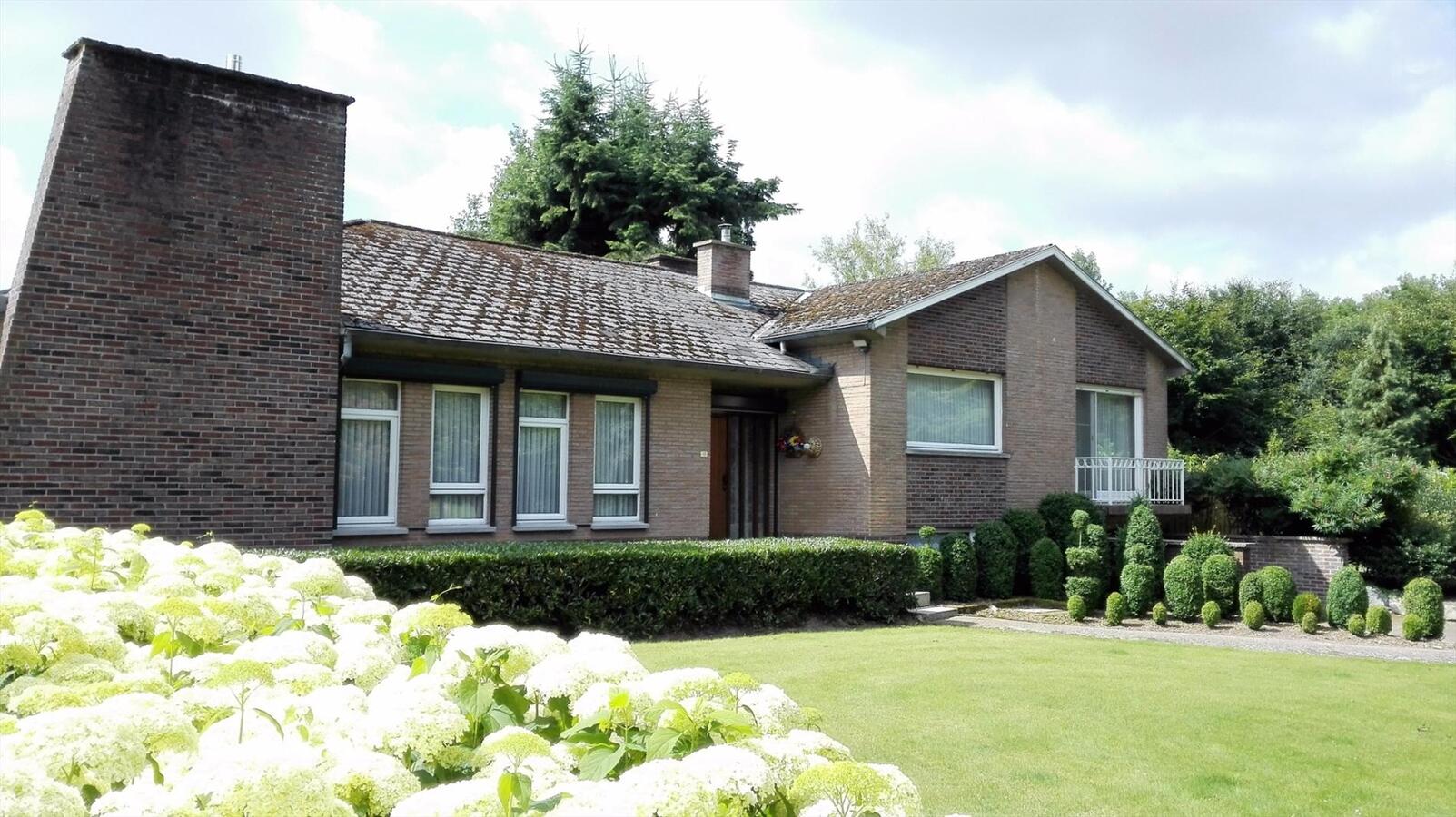 Woning met bijhorende gronden op unieke locatie (ca. 1,4ha) te Meeuwen-Gruitrode 