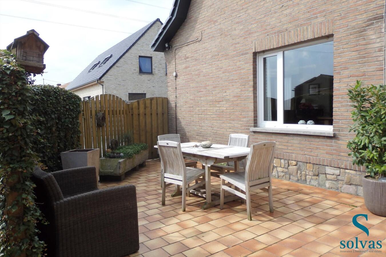 Woning met magazijnen en weide te Zomergem! 