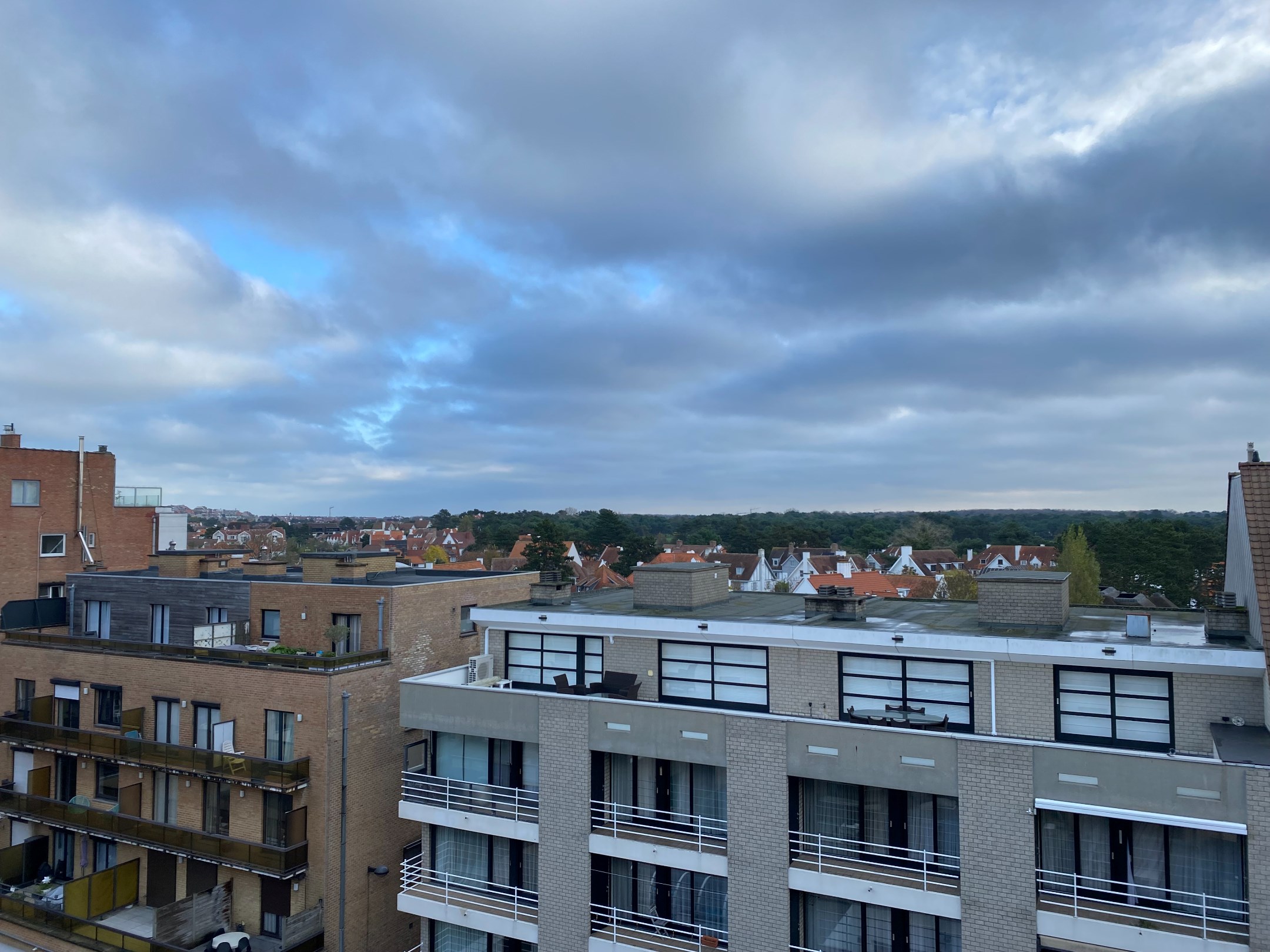 Meubl&#233; - Appartement en duplex avec 3 chambres &#224; coucher compl&#232;tes et deux grandes terrasses orient&#233;es vers le soleil avec des vues d&#233;gag&#233;es, situ&#233; du c&#244;t&#233; ensoleill&#233; de l&#39;avenue Lippens. 