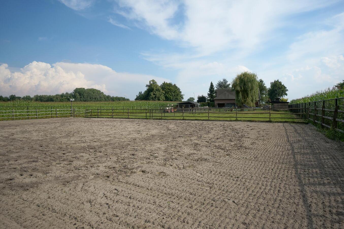 Landhuis met stallen, piste en weide op ca. 3800m&#178; te Neerpelt (Limburg) 