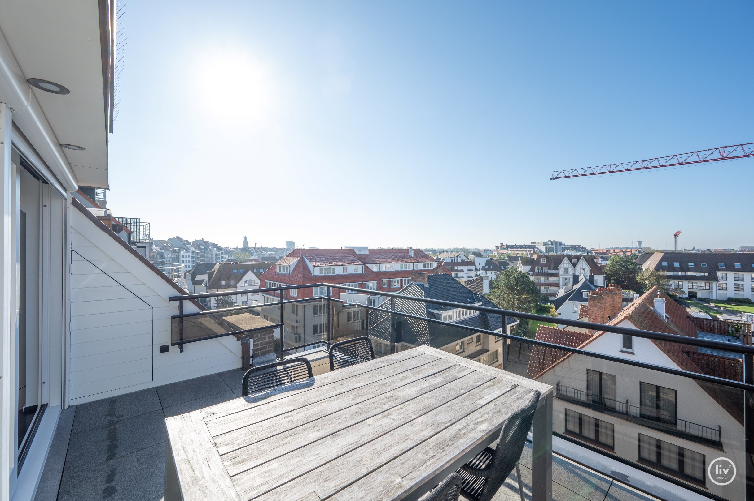 Magnifique appartement en duplex r&#233;nov&#233; avec de magnifiques vues d&#233;gag&#233;es et des terrasses &#224; proximit&#233; de la place Rubens et de la digue &#224; Knokke. 