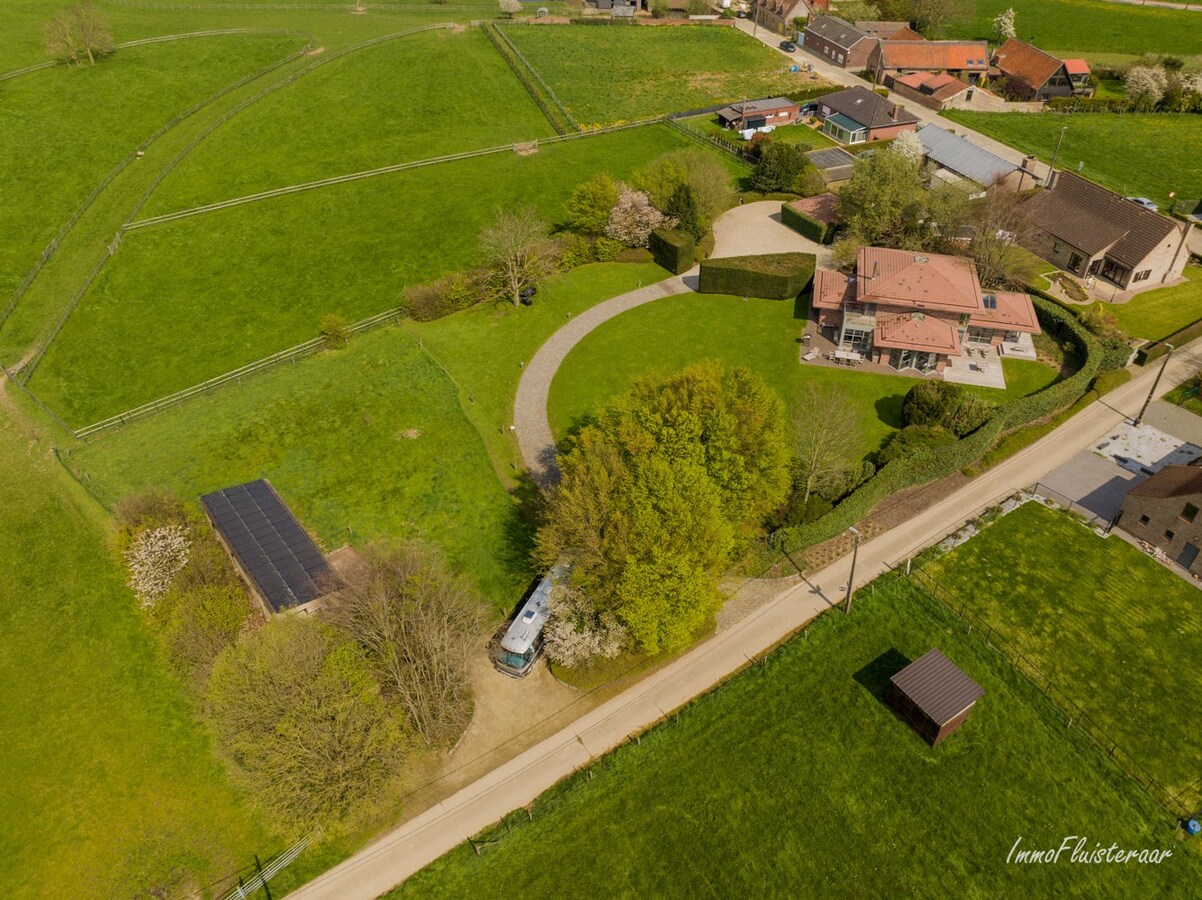 Exclusieve en energiezuinige villa met paardenstallen op ca. 45a te Merchtem (Brussegem; Vlaams-Brabant) 