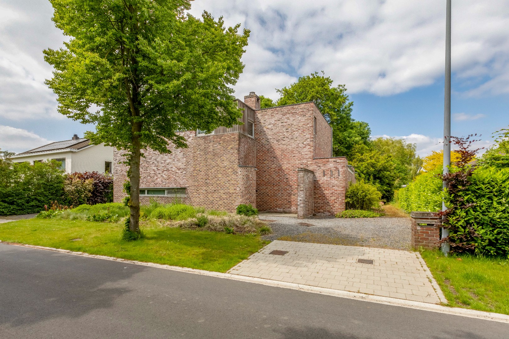 VERKOCHT Unieke kunstenaarswoning met kleine parktuin te Drongen 