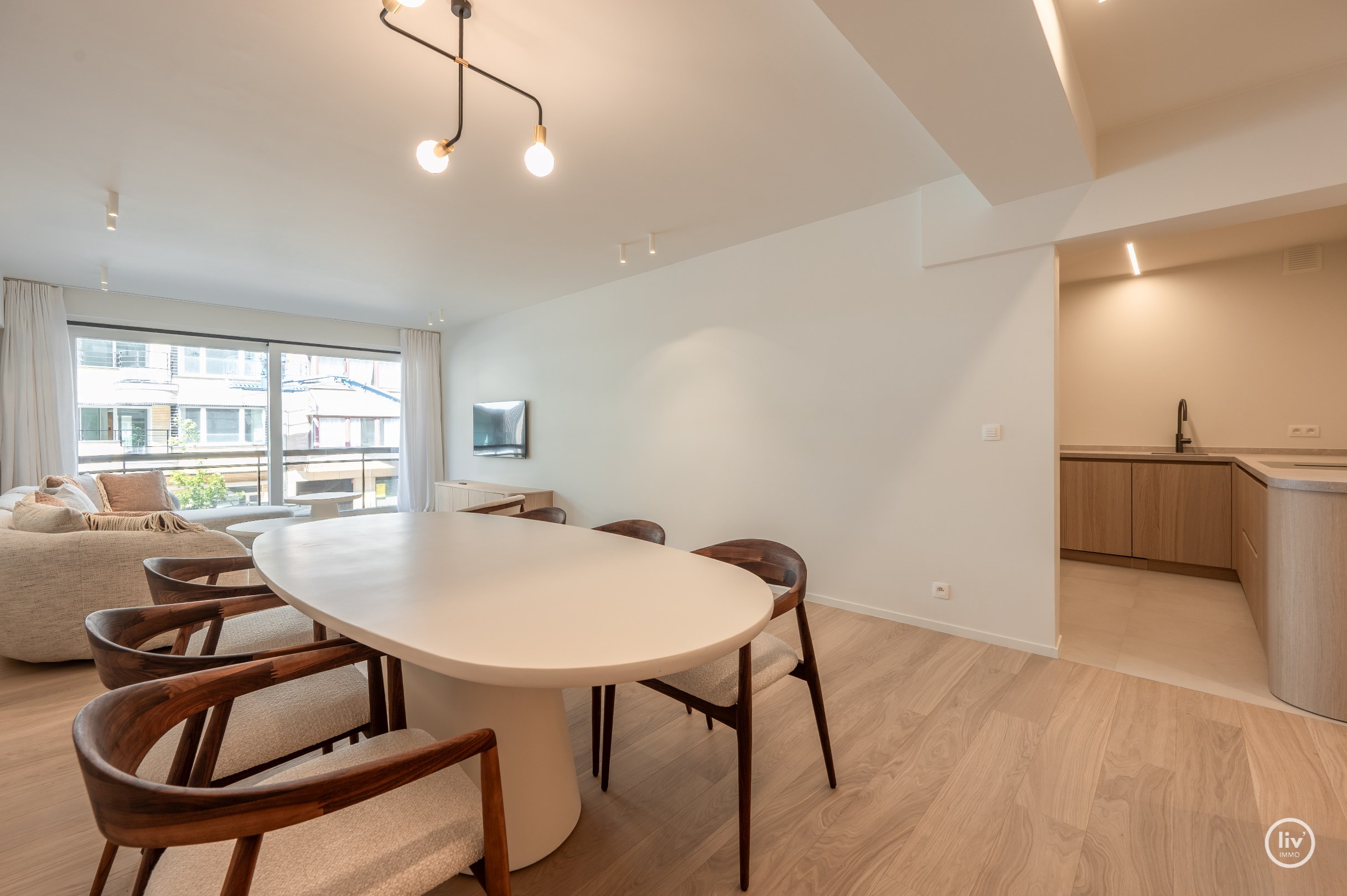 Gezellig gerenoveerd 3 slaapkamerappartement centraal gelegen op de P.Parmentierlaan te Knokke met ruim terras. 