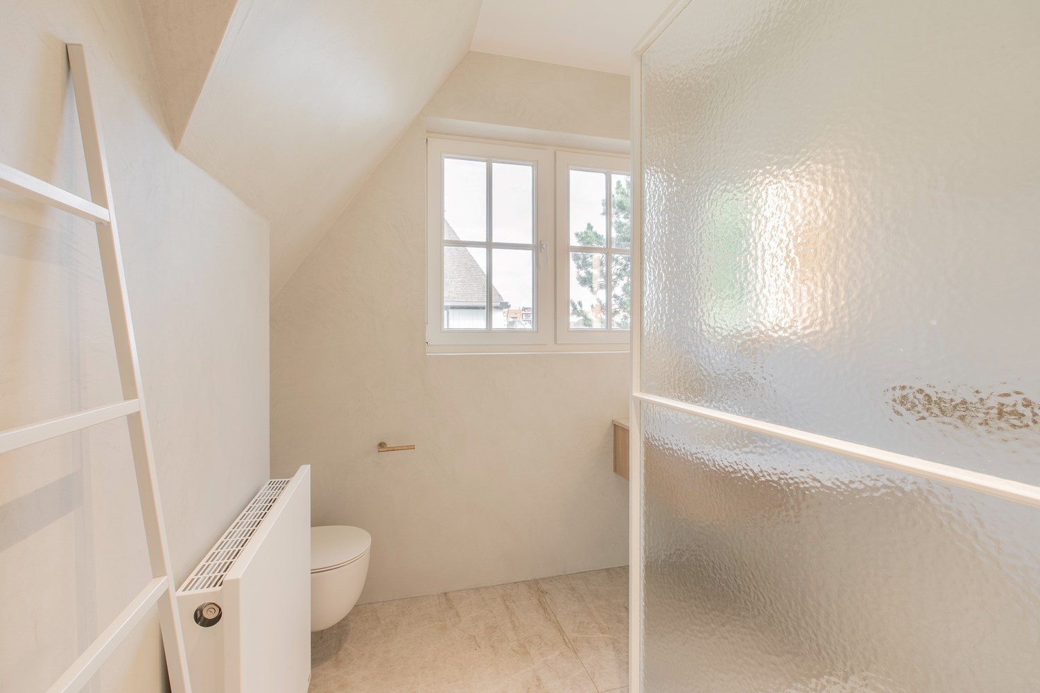 Penthouse lumineux avec agr&#233;ables terrasses ensoleill&#233;es, &#224; seulement 50m &#224; pied de la digue d&#39;Albertstrand. 