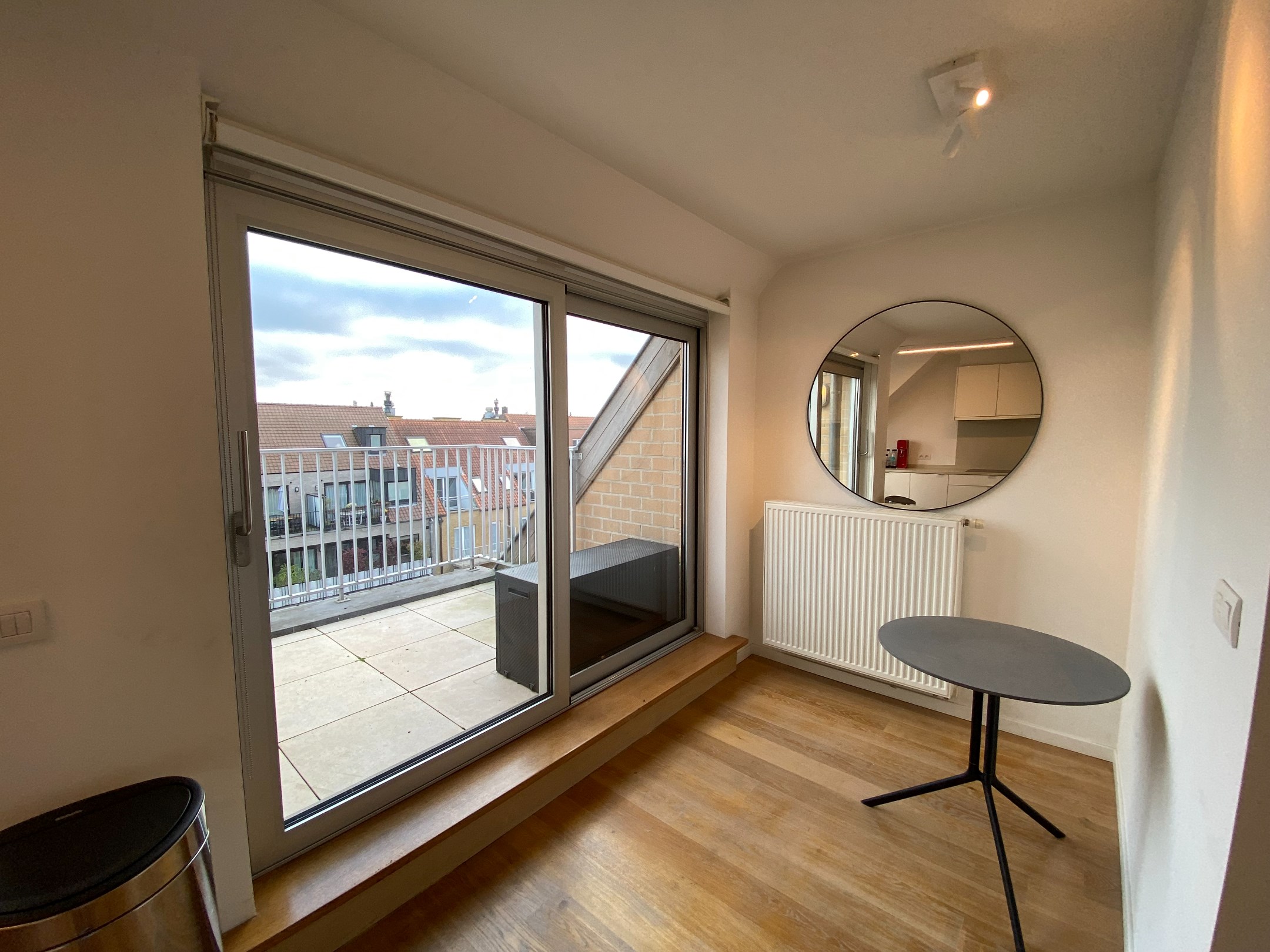 Meubl&#233; - Appartement en duplex avec 3 chambres &#224; coucher compl&#232;tes et deux grandes terrasses orient&#233;es vers le soleil avec des vues d&#233;gag&#233;es, situ&#233; du c&#244;t&#233; ensoleill&#233; de l&#39;avenue Lippens. 