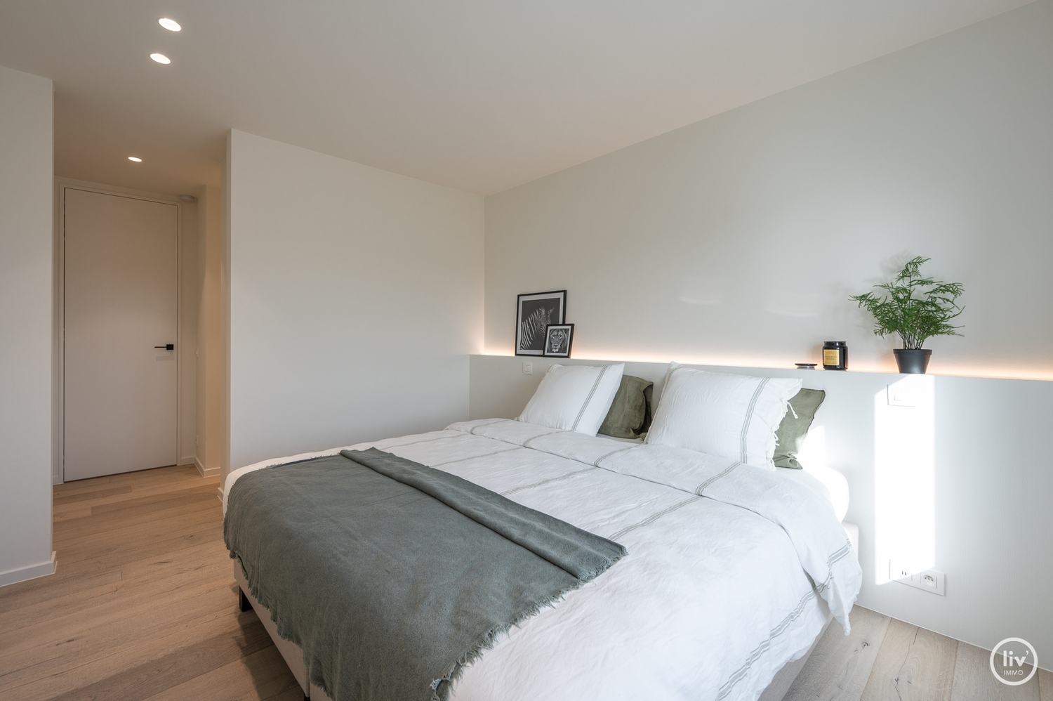 Prachtig gerenoveerd appartement op een topligging met frontaal meerzicht aan het zegemeer te Knokke. 