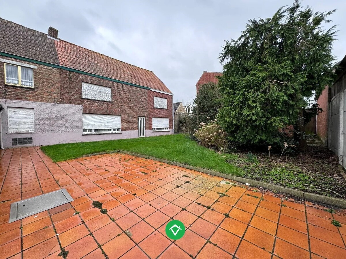 Te renoveren woning met 5  slaapkamers en bijhorend stuk bouwgrond te Koekelare 