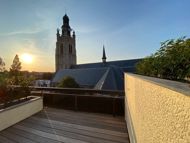 Palcentrum gelegen vernieuwd penthouse met zonneterras uitkijkend op de prachtige St-Michielskerk 