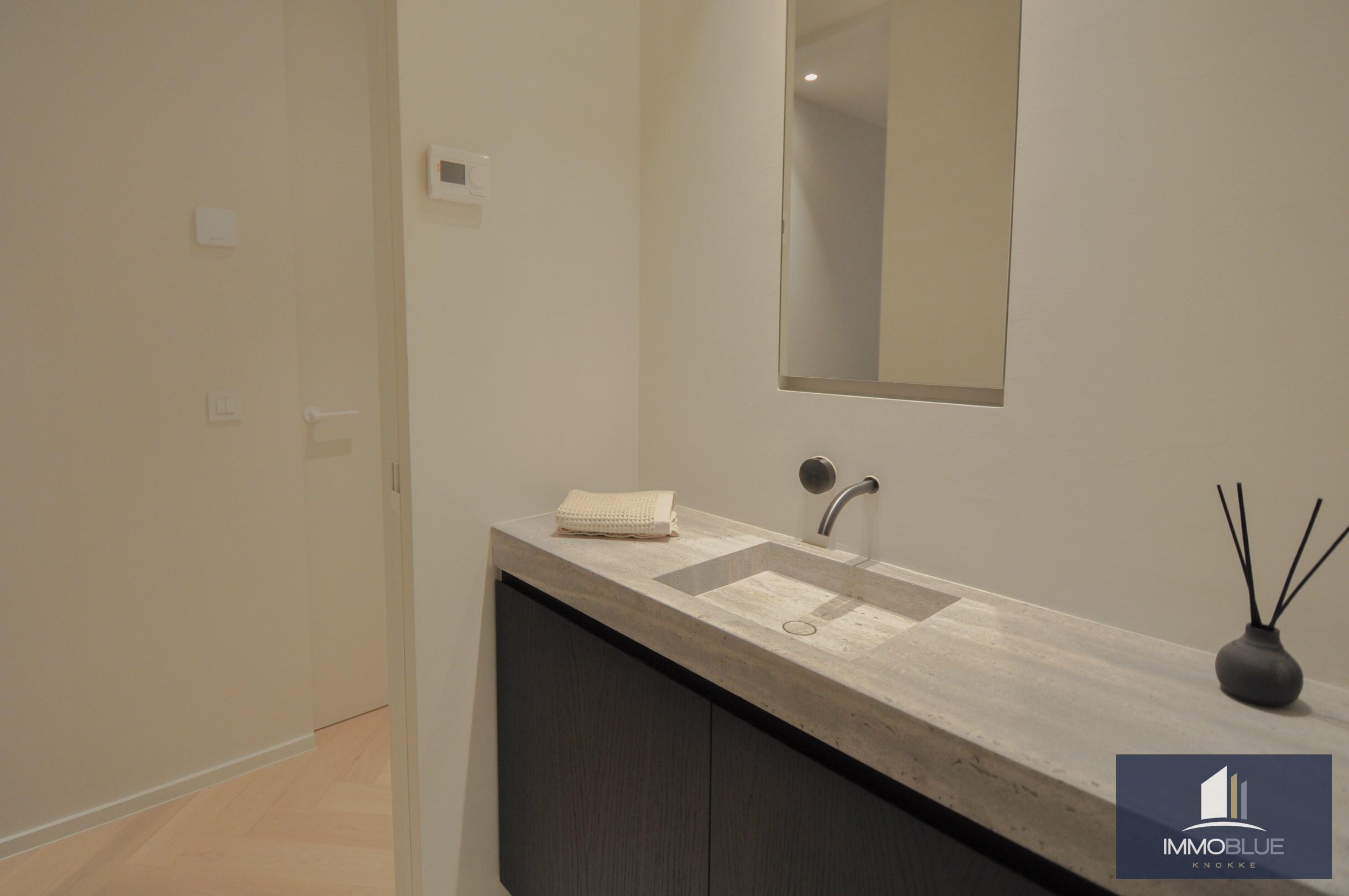 Uitzonderlijk ,tijdloos volledig gerenoveerd appartement met een open zicht . 