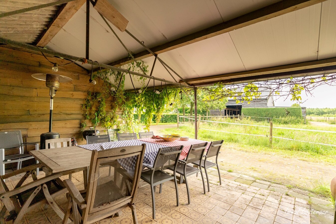 Maison de campagne authentique avec grand b&#226;timent de &#233;curie et des prairies sur environ 1 hectare &#224; Weelde (Optionnellement, possibilit&#233; d&#39;acheter une prairie d&#39;environ 1 hectare en plus) 