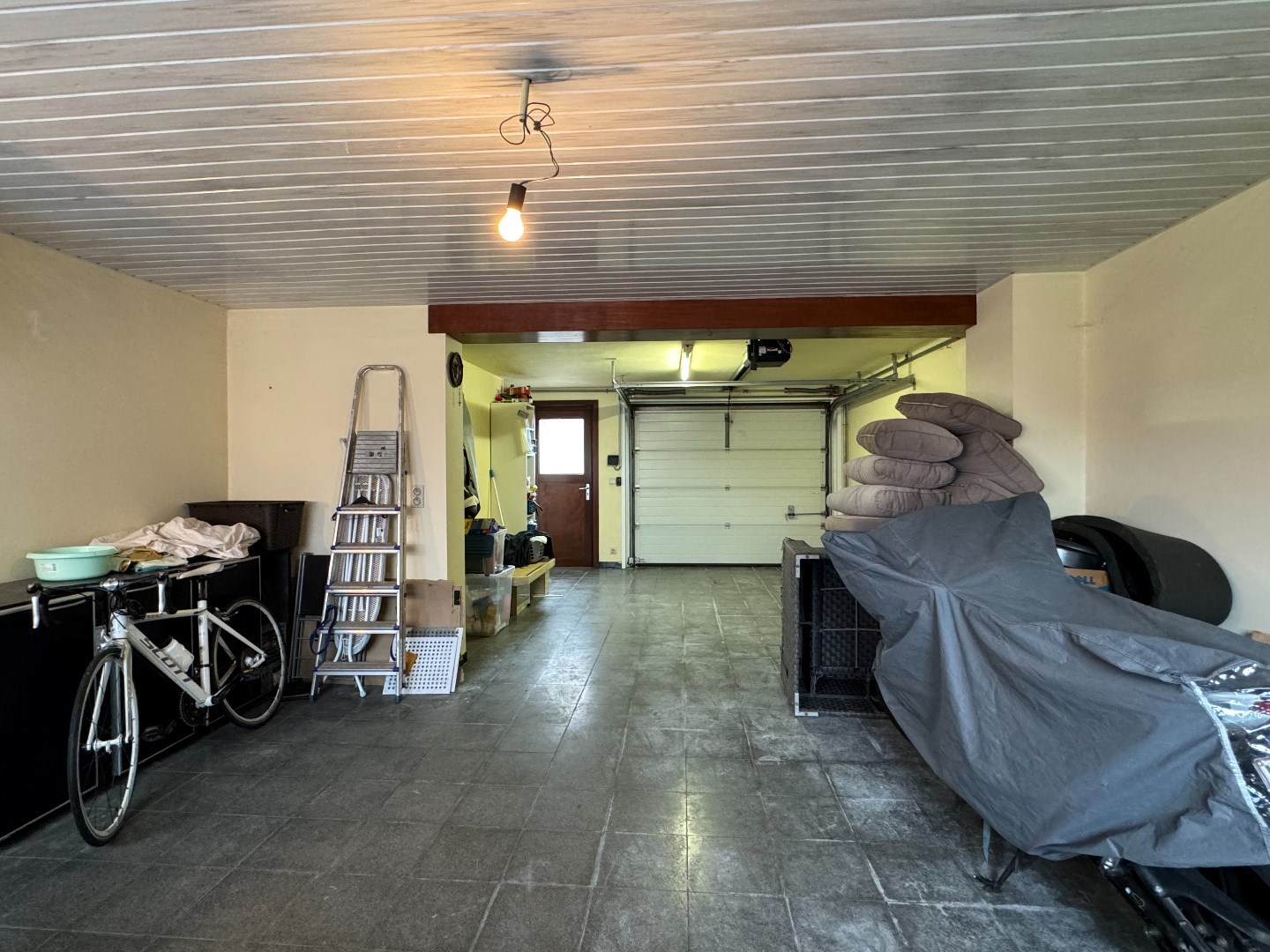 Halfopen bebouwing met ruime tuin en garage 