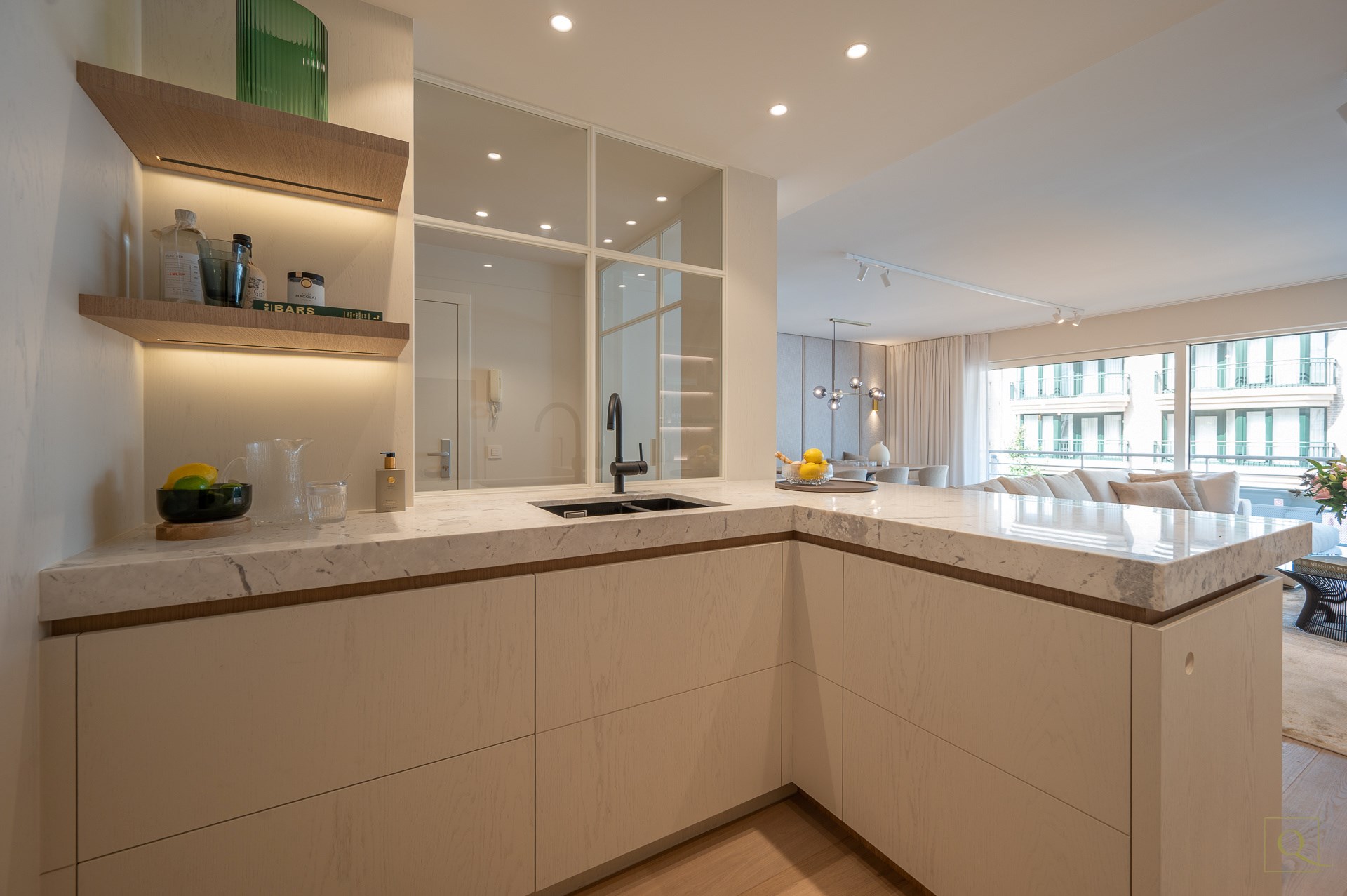 Appartement de luxe &#233;l&#233;gamment r&#233;nov&#233; avec deux terrasses ensoleill&#233;es &#224; proximit&#233; de la plage et des commerces. 