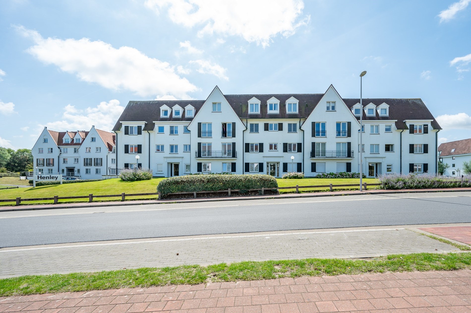 Superbe appartement d&#39;angle magnifiquement r&#233;nov&#233; avec jardin dans une r&#233;sidence de villas &#224; quelques pas de la plage, en plein cœur du Zoute. 