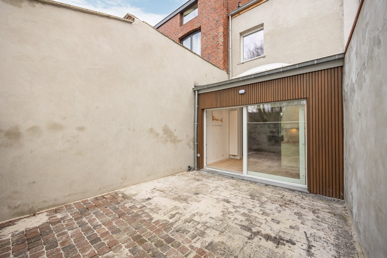 Gerenoveerde rijwoning met 3 slaapkamers 