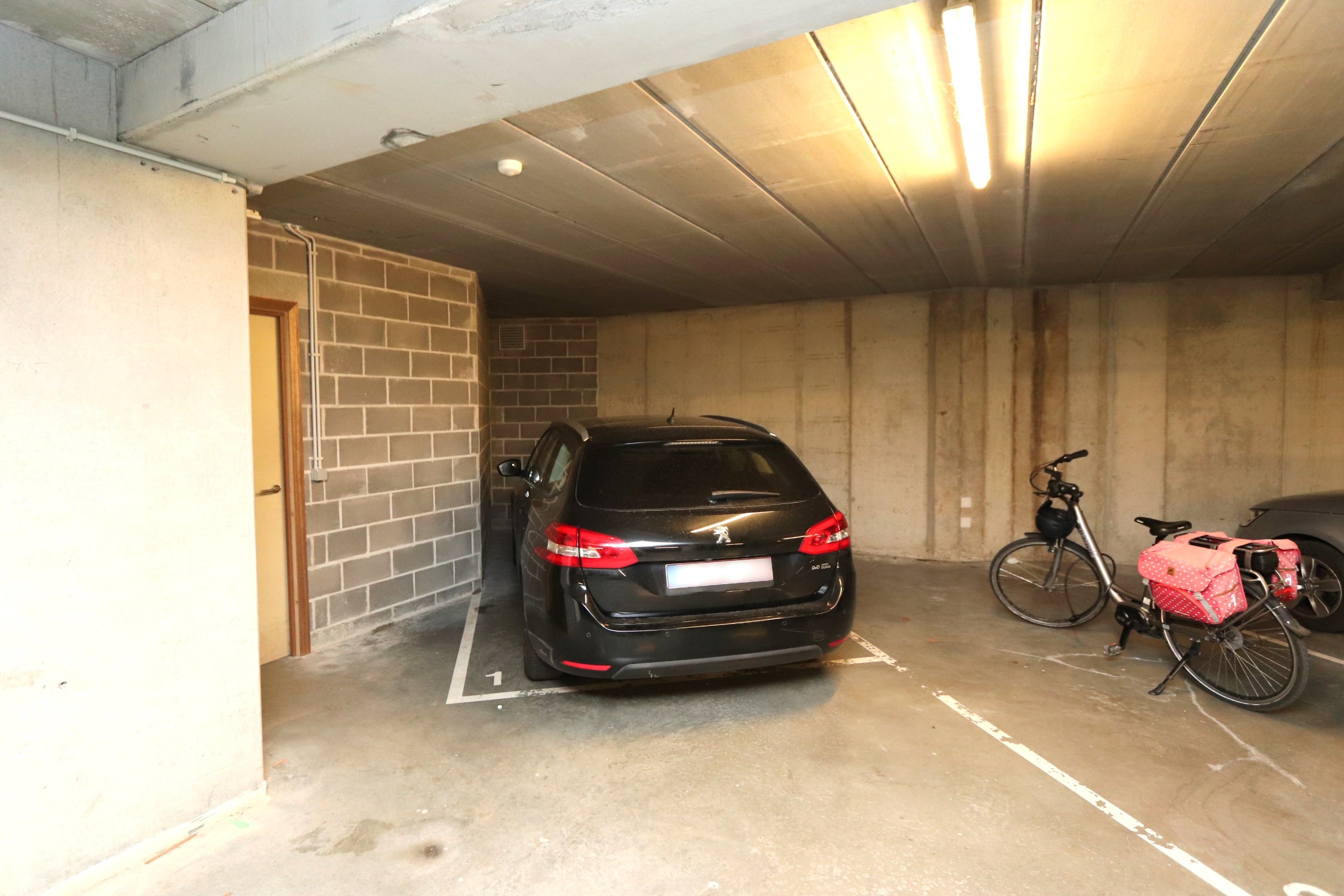 INSTAPKLAAR APPARTEMENT MET 2 SLAAPKAMER EN GARAGE 