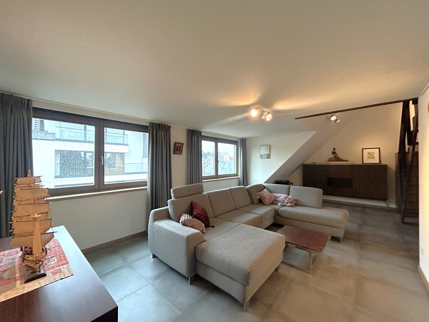 Bemeubeld dakappartement met 1-2 slpk. en uitzonderlijk terras in Geel-centrum 