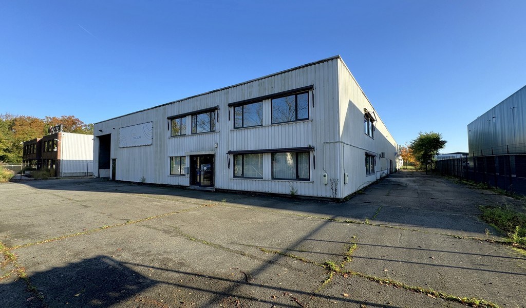 Magazijn met kantoor te huur vlakbij E19 te Mechelen