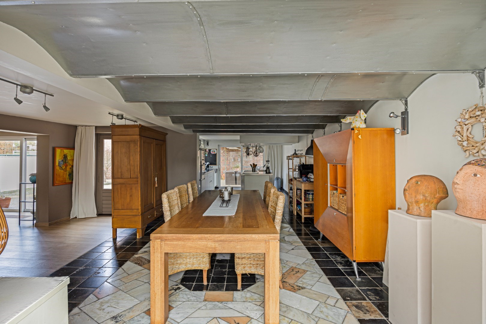eetkamer met zicht op keuken