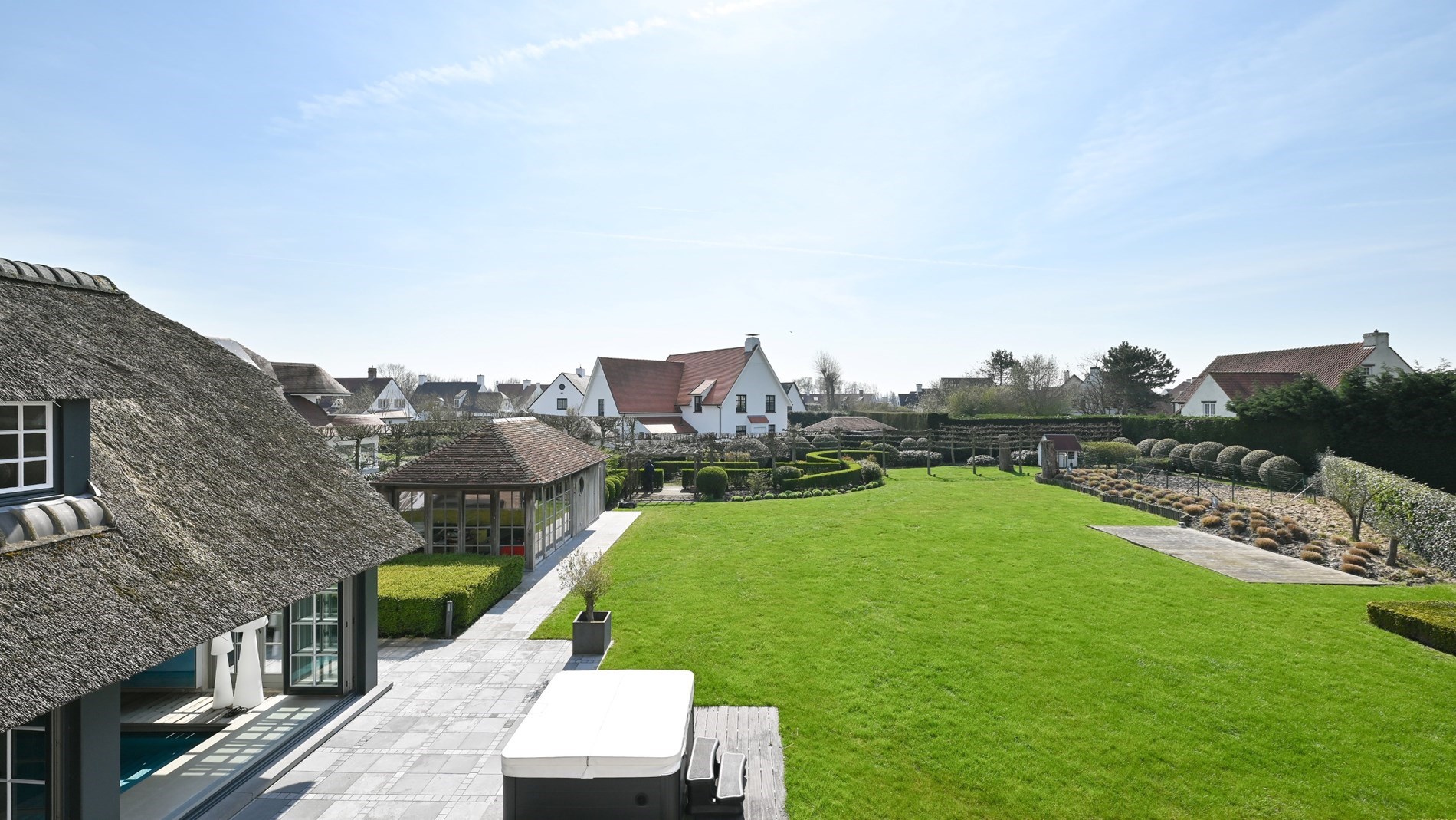 Overname van aandelen: indrukwekkende villa gelegen op een uitzonderlijke grond in een rustige residentiele buurt. 