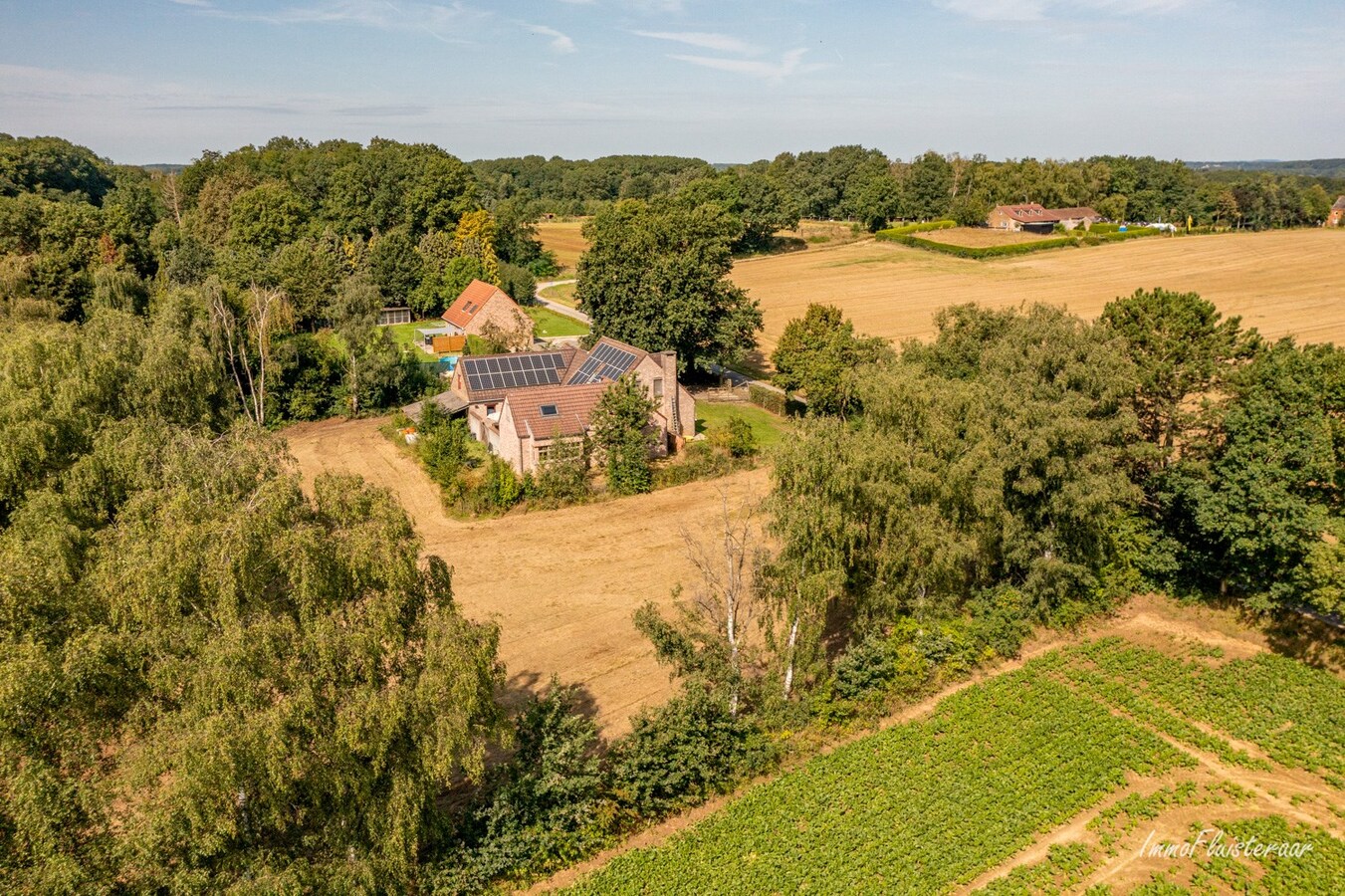 Neat house with 4 stables on approximately 75 acres in Tielt-Winge (Flemish Brabant) 