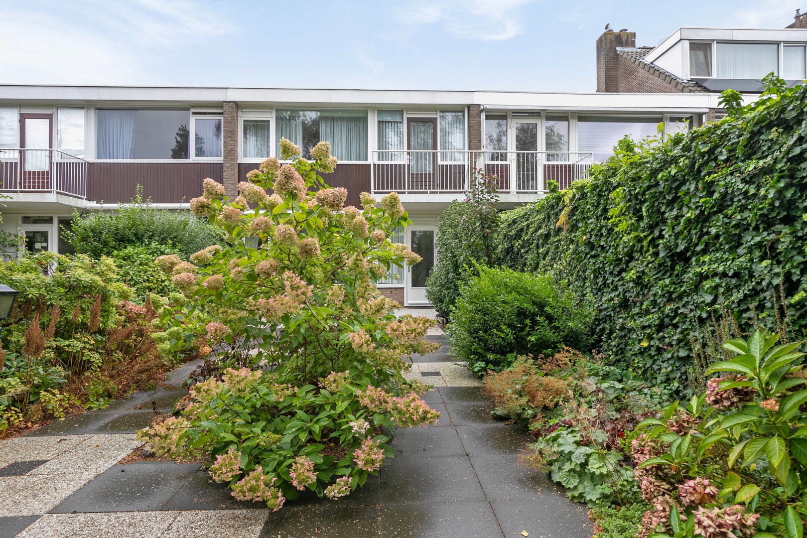 Kopers opgelet! 4-kamer tussenwoning met 3 slaapkamers, balkon, ruime tuin op het zuidoosten, berging en gelegen op eigen grond! 