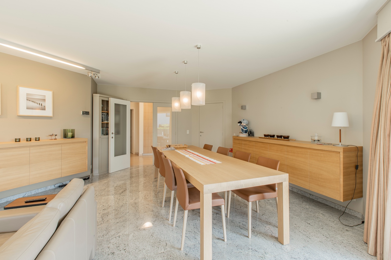 Lichtrijk hoek-appartement van ruim 180m2, rustig gelegen in een standingvolle villaresidentie, op enkele stappen van de zeedijk Albertstrand en de Royal Zoute Tennis Club, ter hoogte van de Wandeldij 