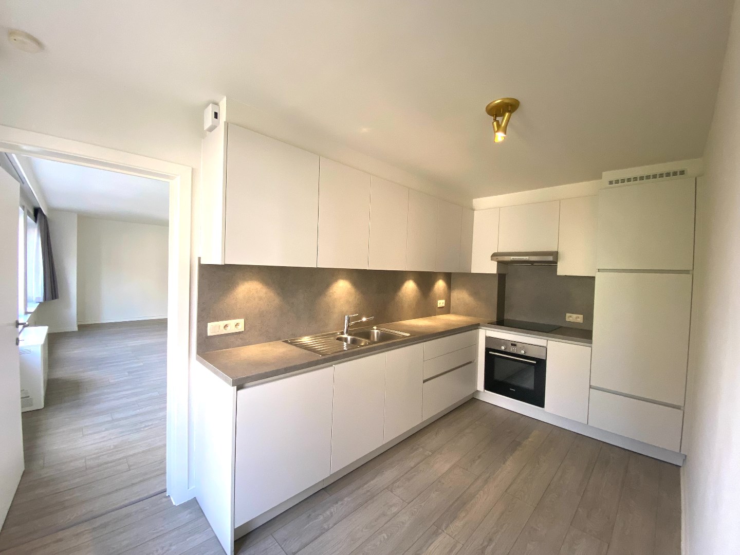 Instapklaar en zeer ruim appartement in hartje Waregem met 3 slaapkamers! 