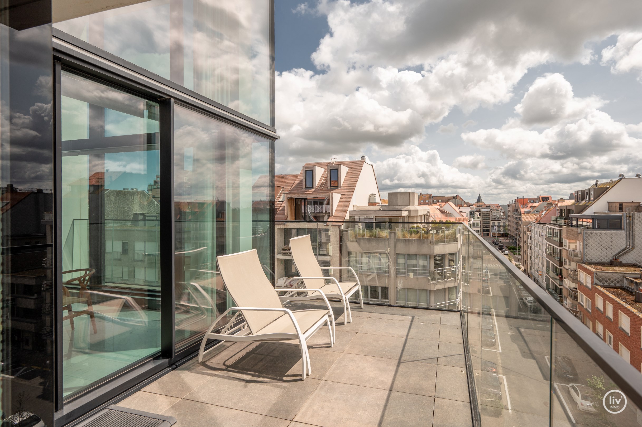 Buitengewone hoekduplex ( 274m&#178;) gelegen vlakbij Zeedijk en het Rubensplein. Ruime garage te koop op de gelijkvloerse verdieping in het gebouw. 