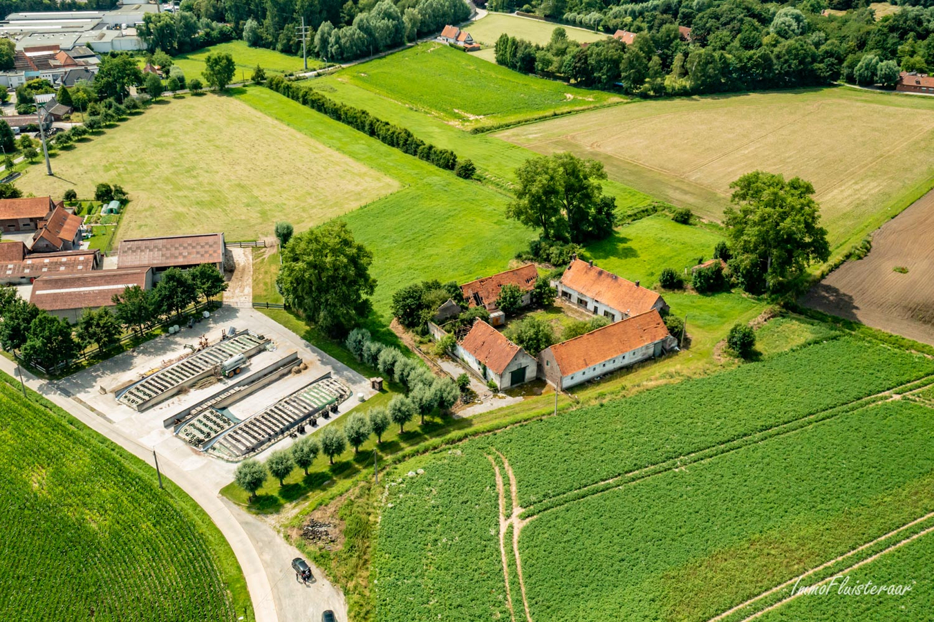 Historische gesloten vierkante hoeve op circa 2ha. 