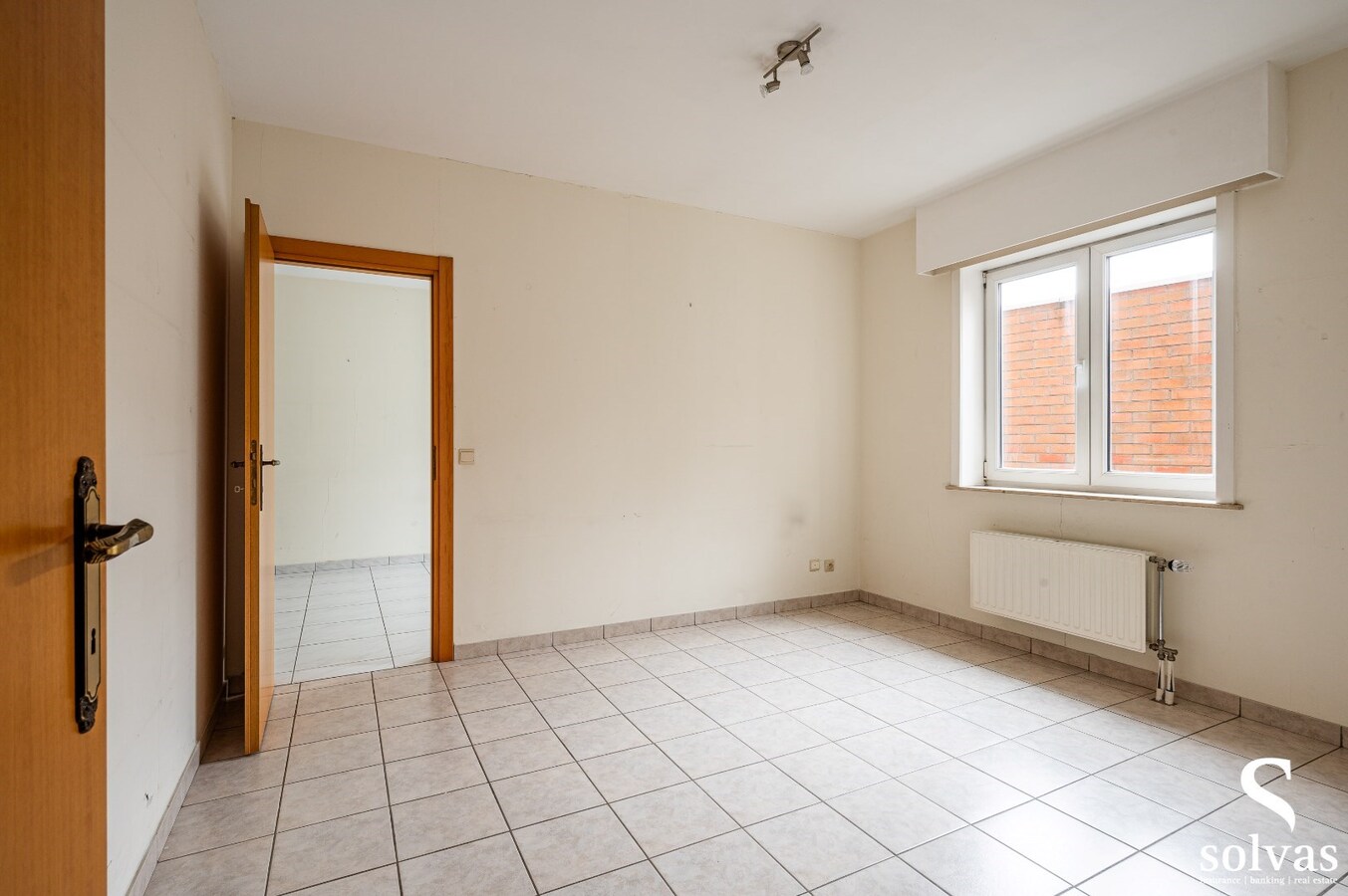 Gelijkvloers appartement met 4 slaapkamers of kantoor! 