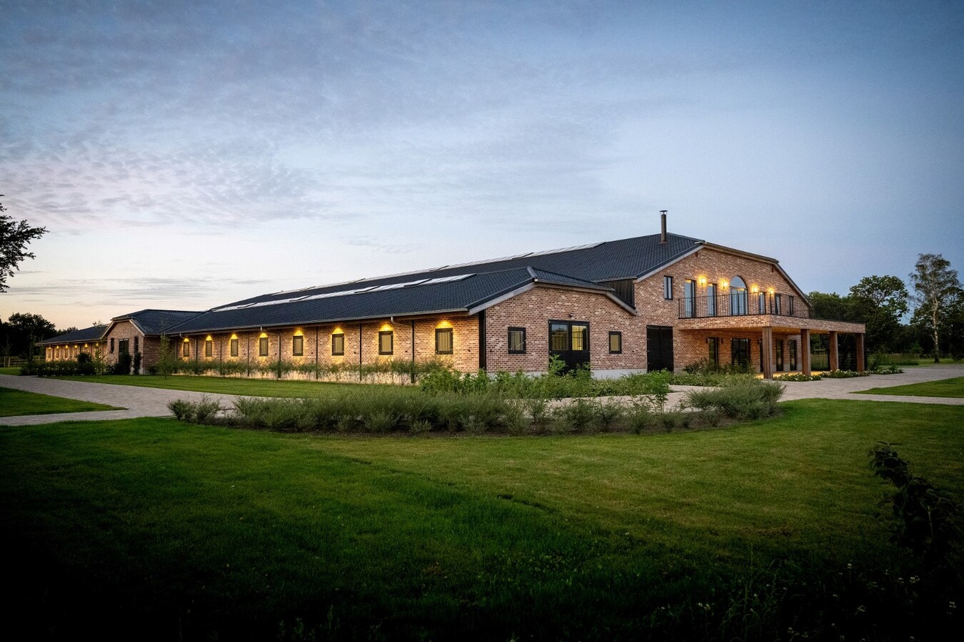 Exclusieve professionele hippische accommodatie (nieuwbouw) met villa op ca. 9 ha te Neerpelt 