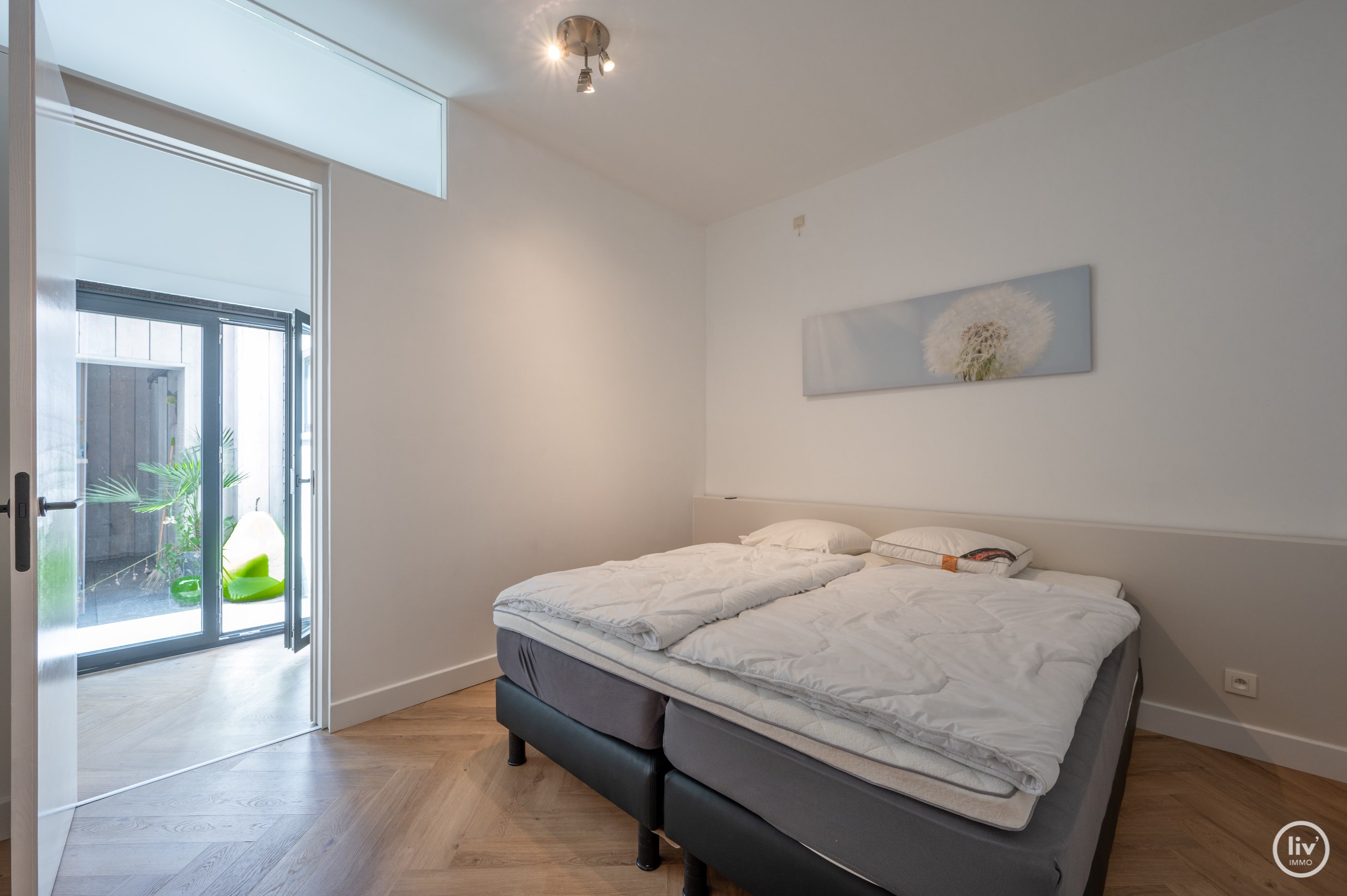 Aangenaam gelijkvloersappartement met 2 mooie slaapkamers en gezellig terras centraal gelegen te Heist. 