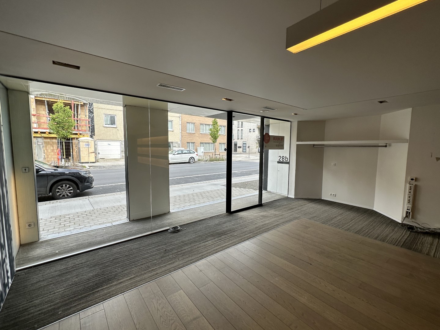 Winkel - kantoor - handelsruimte, instapklaar, (300 m&#178;), met parking, Torhout 
