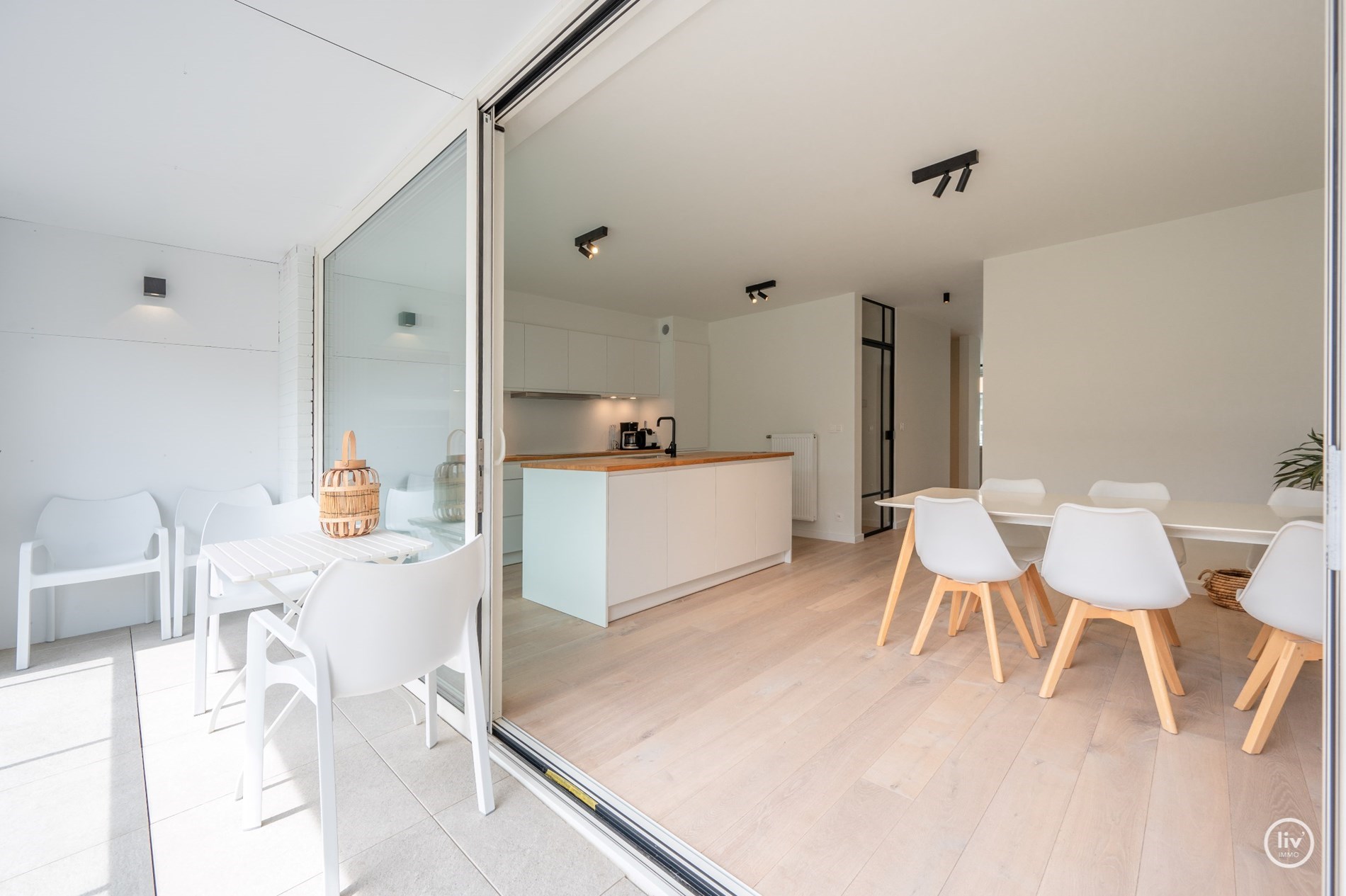 Prachtig, ruime en tevens r&#233;cente triplex (199 m2) in een zijstraat van de lippenslaan vlakbij de zeedijk te Knokke. 