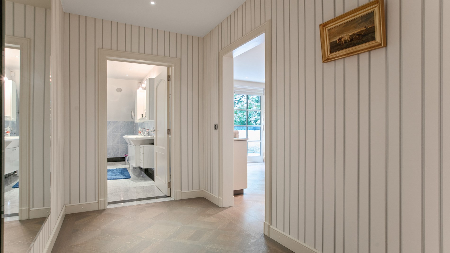 Een luxueuze badkamer, stijlvol afgewerkt met marmer 