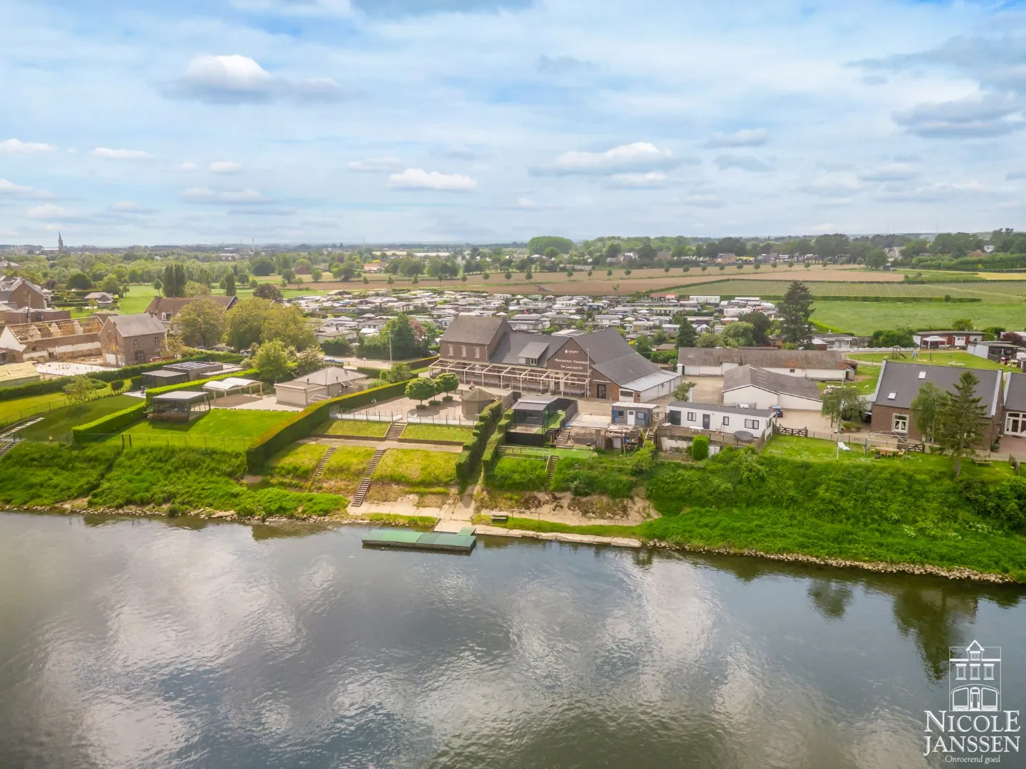 Handelspand gelegen langs de maas 