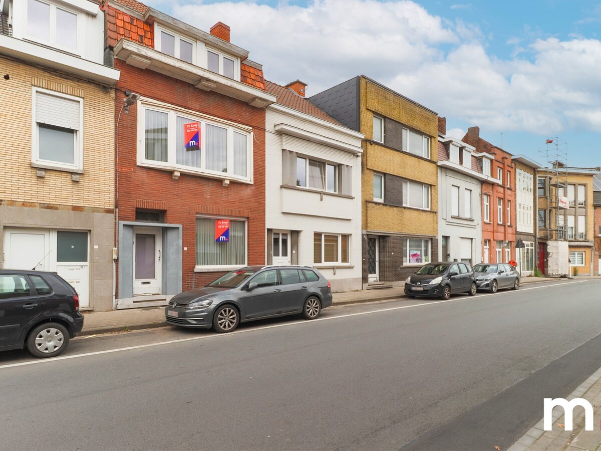 Goed gelegen karaktervolle woning  met uitweg nabij het centrum van Kortrijk ! 