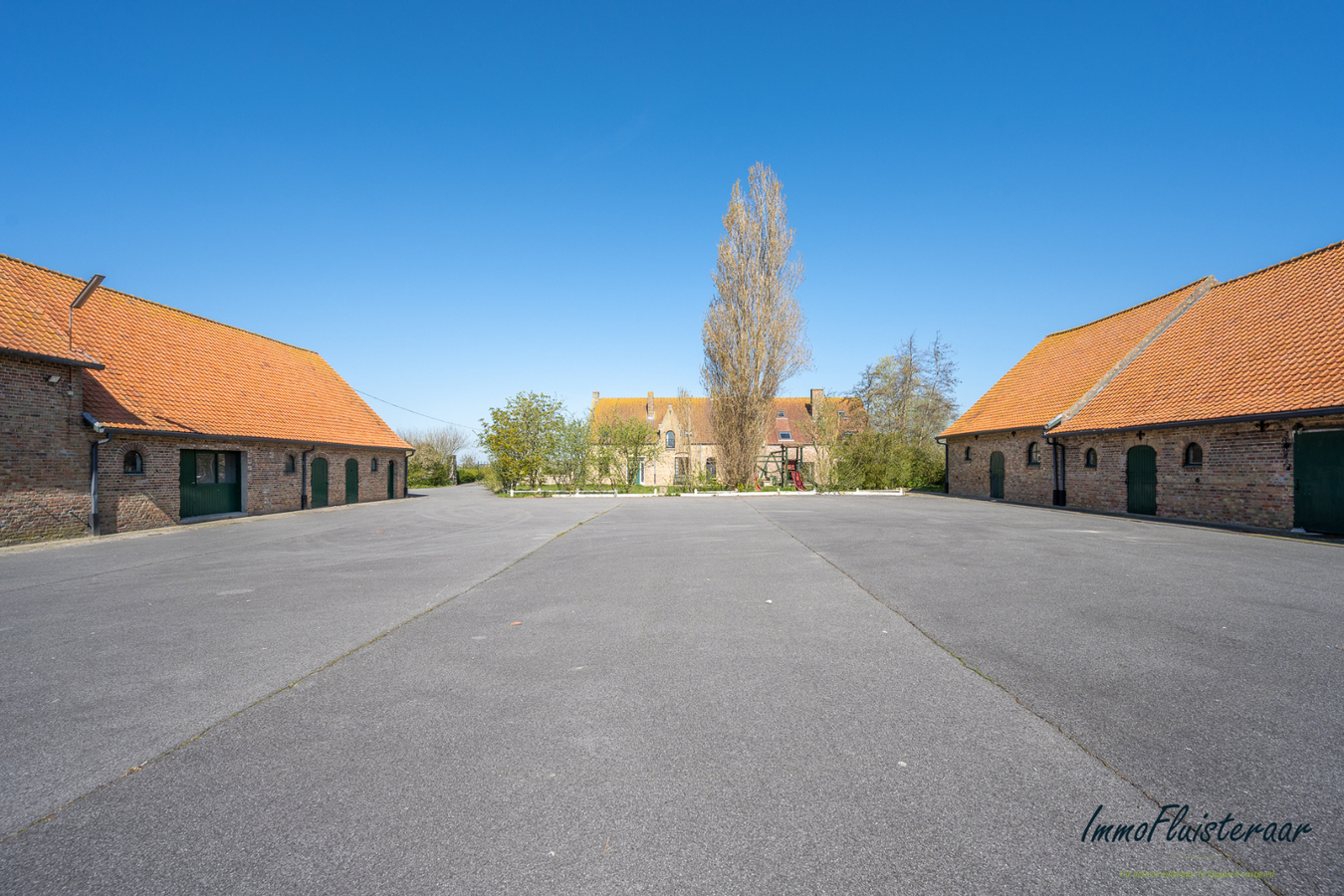 Karakteristieke hoeve met ruime bijgebouwen met tal van mogelijkheden gelegen te Lo-Reninge op 3,5ha. 