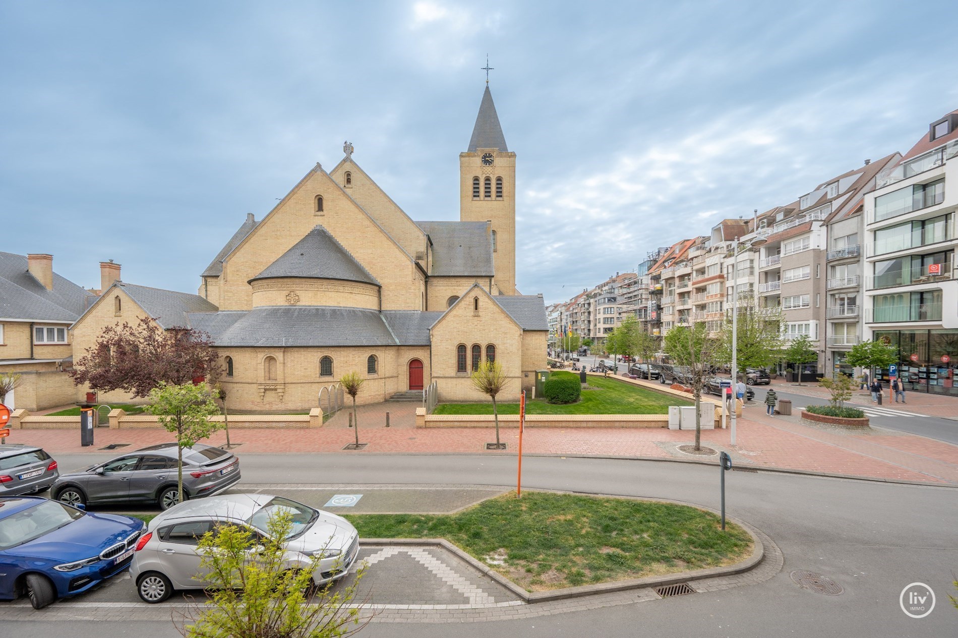 OPENDEURDAG vrijdag 11 juli 2025 van 16:15 tot 18:00 in de Van Bunnenlaan 32, 8300 Knokke-Heist. Magnifiek gerenoveerd appartement van 150 m&#178; met open zicht op de Heilighart kerk – Dumortierlaan, Knok 
