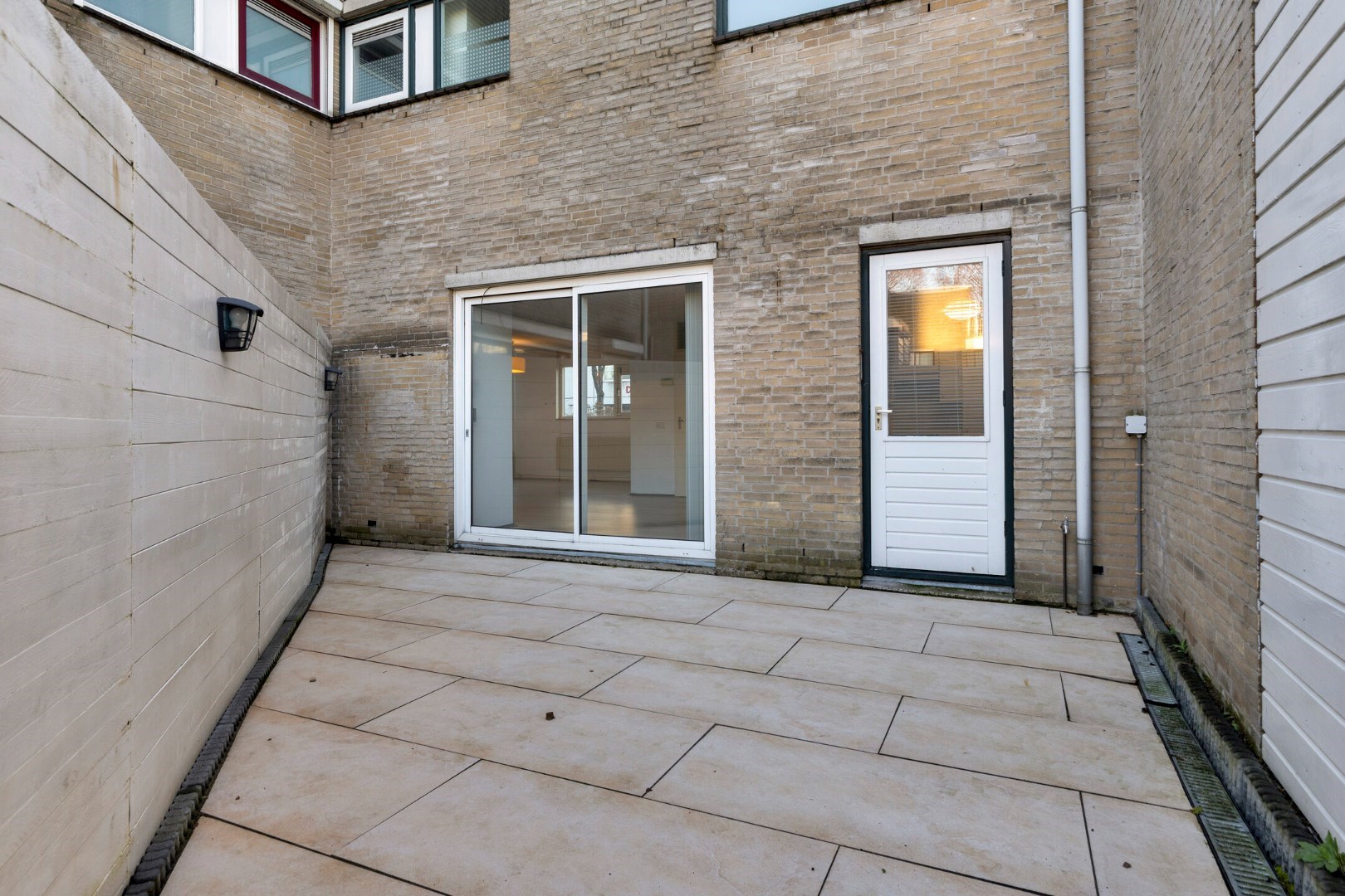 Royale hoek-eengezinswoning met 155 m&#178; wooncomfort en 5 kamers, riante tuin en dakterras. 