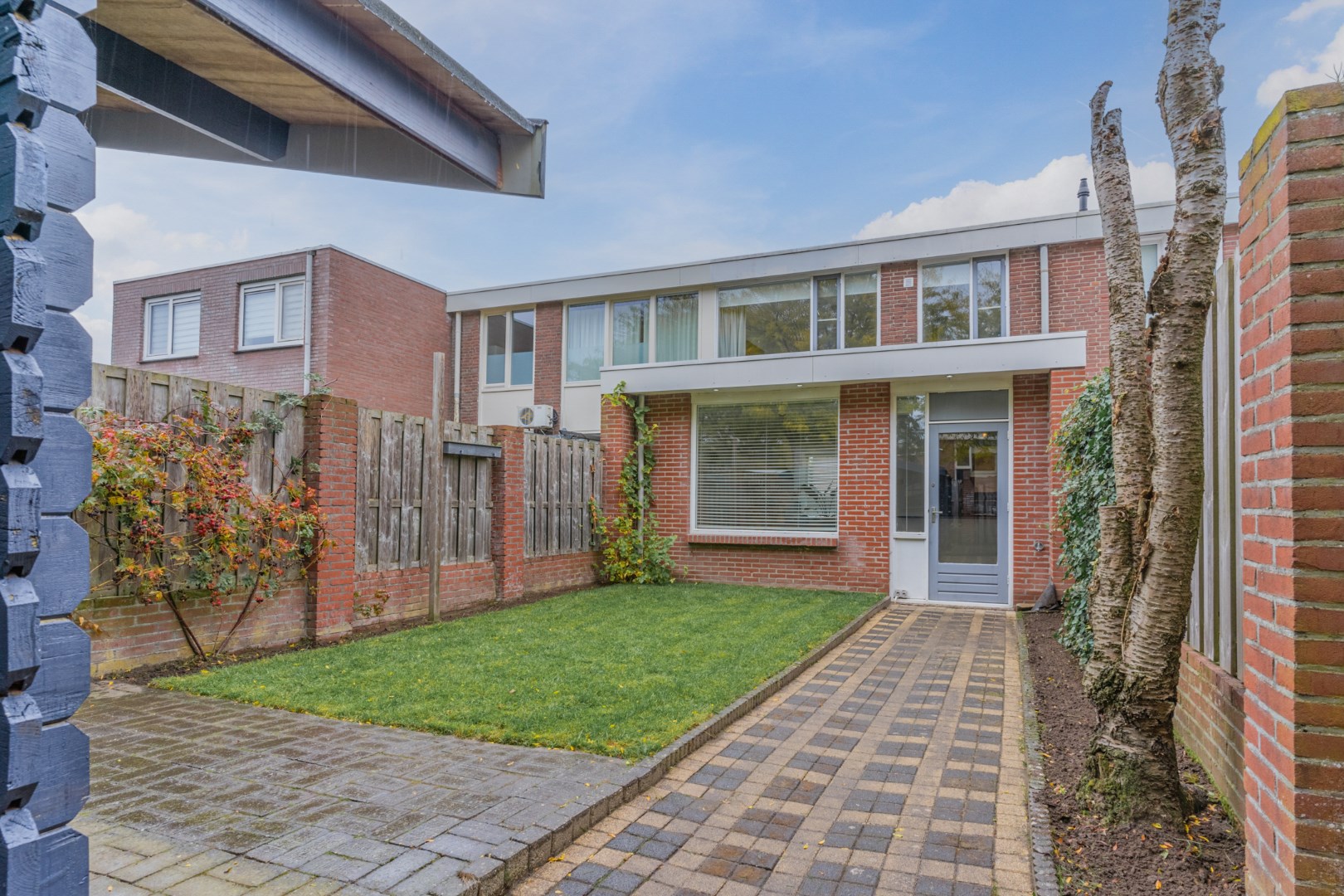 Over de volle breedte uitgebouwde tussenwoning met tuin en tuinhuis gelegen op een rustige locatie aan een autoluw hofje. Energielabel C. 