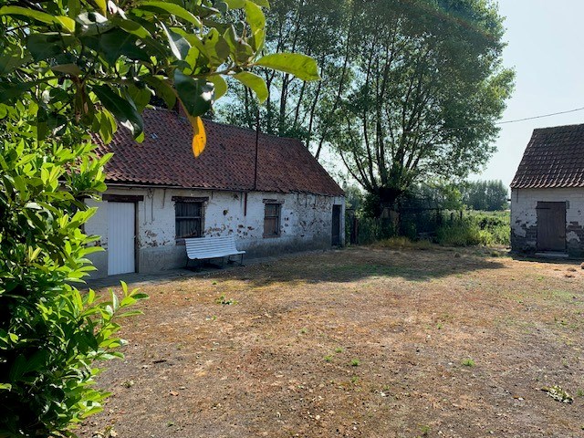 Te renoveren landelijke hoeve op prachtig perceel grond van ca. 2 hectare 