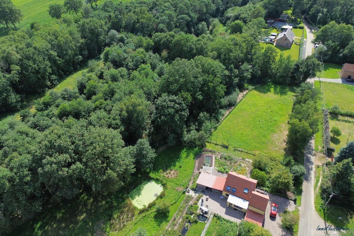 Cozy home in the middle of greenery on a plot of approximately 1.16 hectares. 