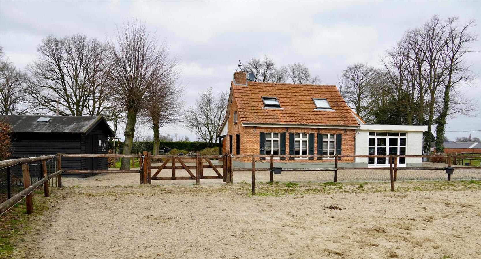 Charmante woning met stallen en aanhorigheden te Poppel op 1,1ha 